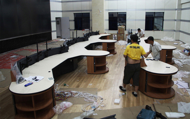 海南省?？谑泄╇娋终{度中心弧形操作臺圖片